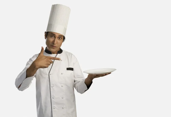 Szef kuchni trzymając płytkę — Zdjęcie stockowe