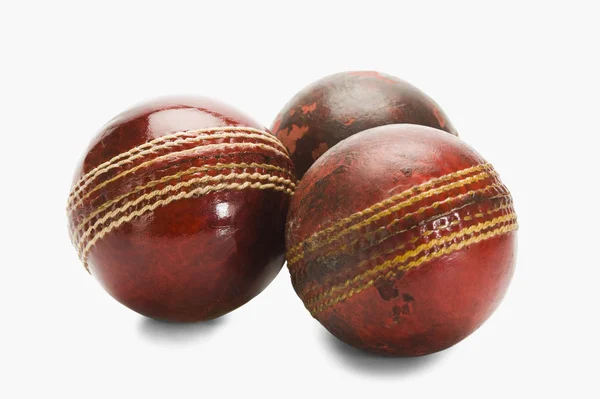 Balles de cricket anciennes et nouvelles — Photo