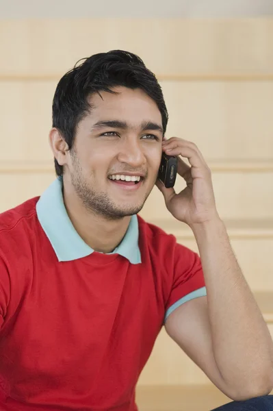 Man talar i en mobiltelefon — Stockfoto