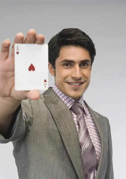 Бізнесмен, що показує туз карток сердець — стокове фото