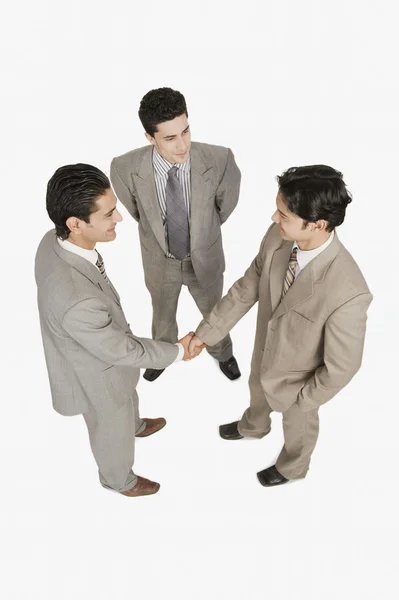 Empresários apertando as mãos — Fotografia de Stock