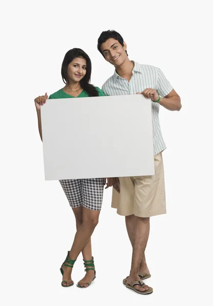 Paar houden een plakkaat met lege — Stockfoto