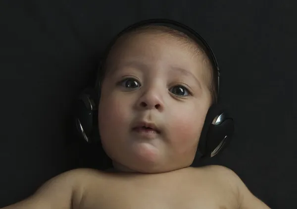 Bambino ascoltando cuffie — Foto Stock