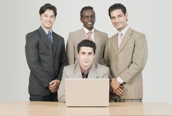 Empresários na frente de um laptop — Fotografia de Stock