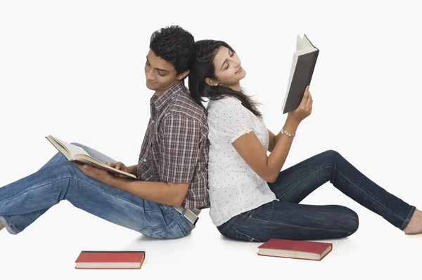 Estudantes universitários lendo livros — Fotografia de Stock