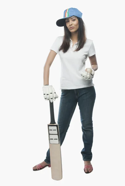 Abanico de cricket femenino sosteniendo un bate y una pelota — Foto de Stock