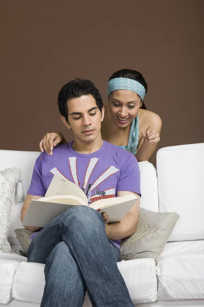 Couple reading a book together — Stock Photo, Image