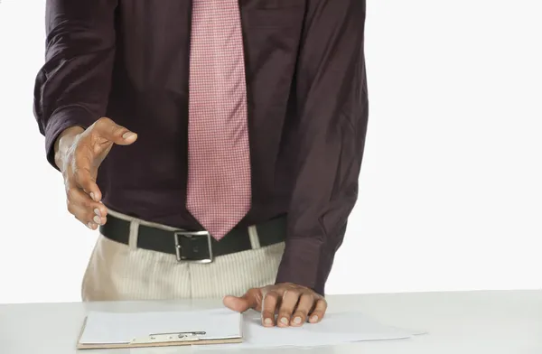 Geschäftsmann reicht Handschlag — Stockfoto