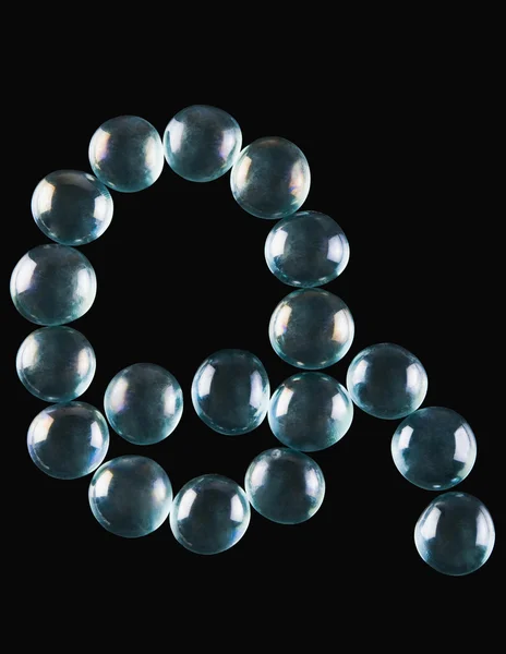 Мраморные шарики в форме буквы Q — стоковое фото