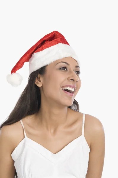 Frau trägt Weihnachtsmütze und lacht — Stockfoto