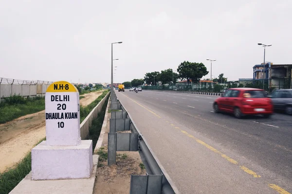 Yol kenarında, kilometre taşı — Stok fotoğraf