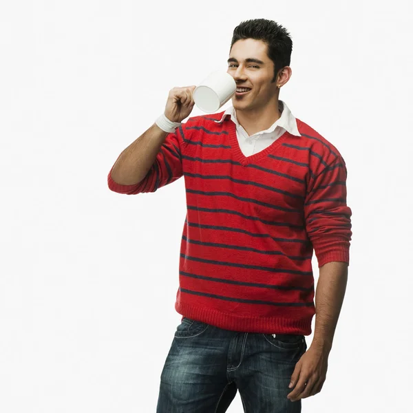 Homem tomando uma xícara de café — Fotografia de Stock