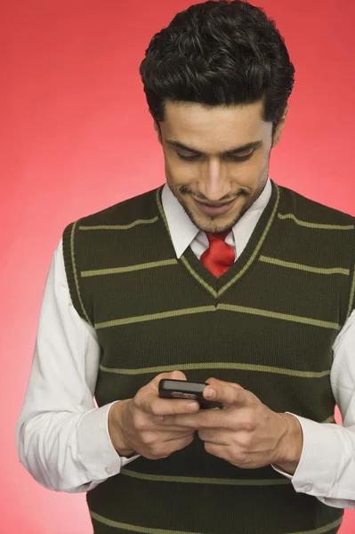 Businessman text messaging on a mobile phone — Stock Photo, Image