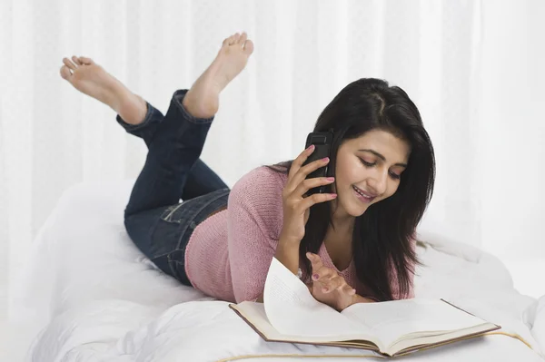 Mulher falando em um telefone celular — Fotografia de Stock