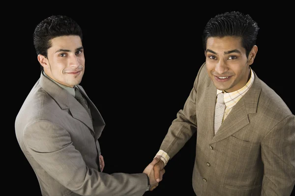 Kaksi liikemiestä kättelee — kuvapankkivalokuva