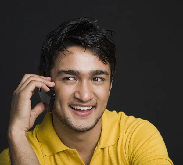 Homem falando em um telefone celular — Fotografia de Stock