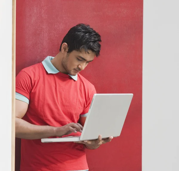 Man werkt aan een laptop — Stockfoto