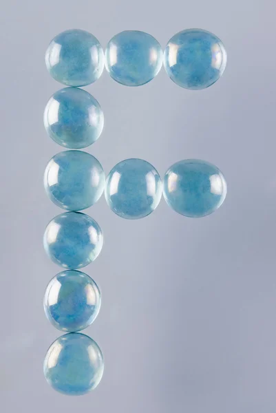 Marmeren ballen in de vorm van brief f — Stockfoto
