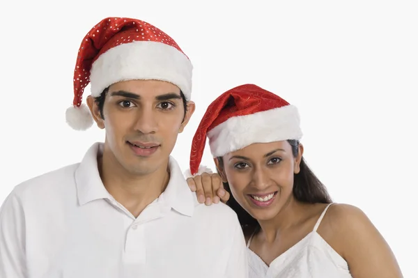 Casal usando chapéus de Santa — Fotografia de Stock