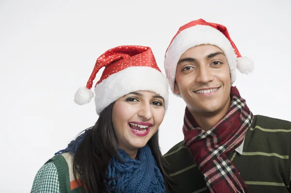 Casal usando chapéu de Santa — Fotografia de Stock