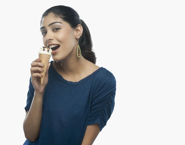 Dondurma Yiyen Kadın — Stok fotoğraf