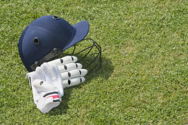 Casco de cricket y guantes de bateo — Foto de Stock