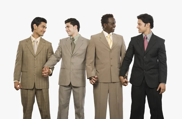 Podnikatelé stojící se drží za ruce — Stock fotografie