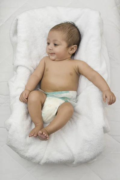 Niño acostado en la cama —  Fotos de Stock