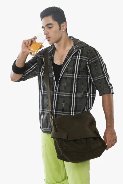 Человек пьет сок — стоковое фото
