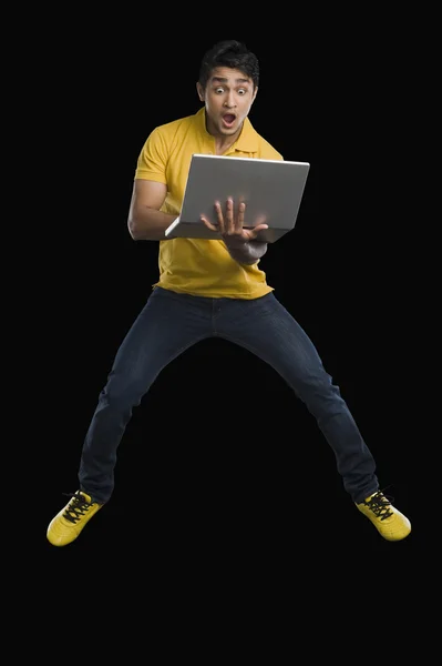 Mann arbeitet an Laptop — Stockfoto