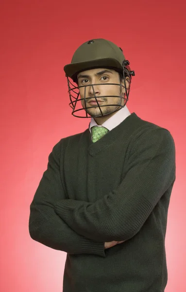 Empresário vestindo um capacete de críquete — Fotografia de Stock