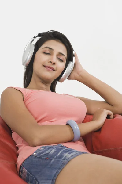 Woman listening to headphones — Stock Photo, Image