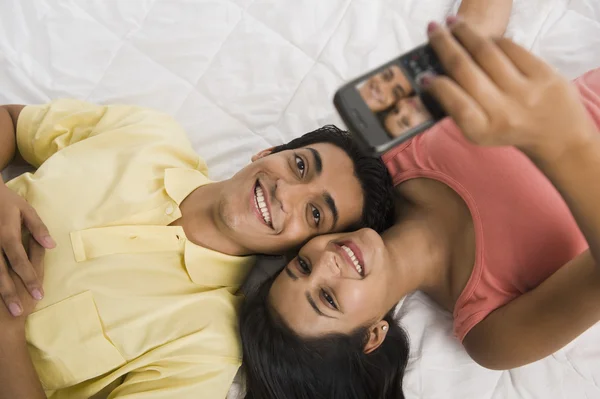 Casal tirando uma foto de si mesmos — Fotografia de Stock