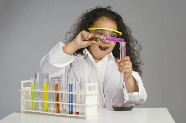 Laboratuvarda araştırma bilim adamı