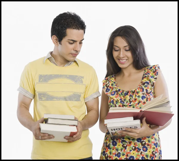 Estudantes universitários olhando para um livro — Fotografia de Stock