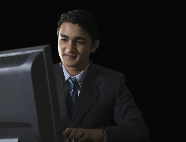 Zakenman werkt aan een computer — Stockfoto