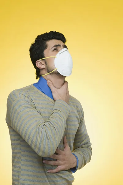ชายที่สวมหน้ากากป้องกันมลพิษ — ภาพถ่ายสต็อก