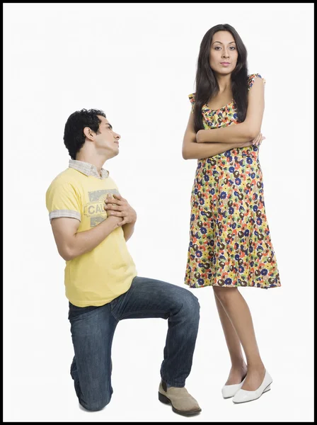 Hombre proponiendo a una mujer — Foto de Stock