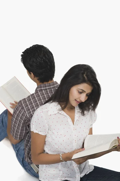 Estudantes universitários lendo livros — Fotografia de Stock