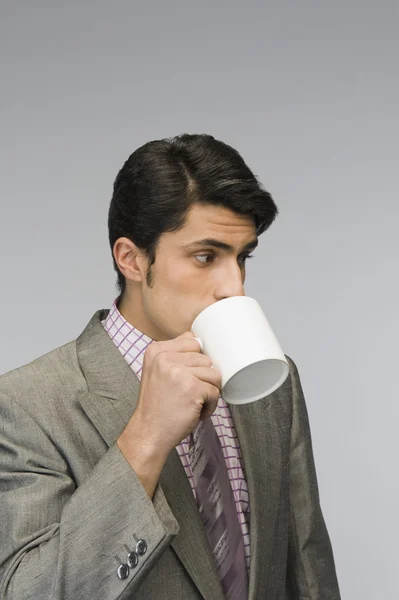 Uomo d'affari che beve caffè — Foto Stock