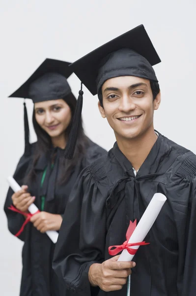 Paar im Abschlusskleid mit Diplom — Stockfoto