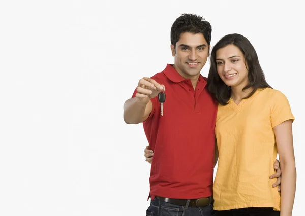 Couple showing a car key — Stock Photo, Image