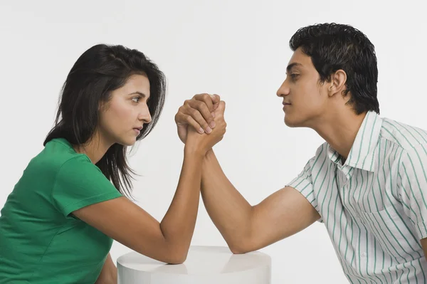 Couple arm wrestling — Stock Photo, Image