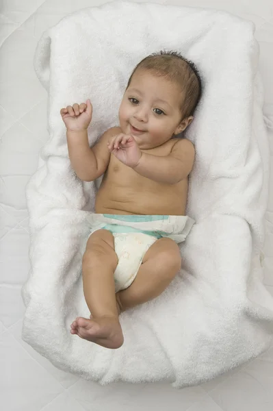 Menino deitado na cama — Fotografia de Stock