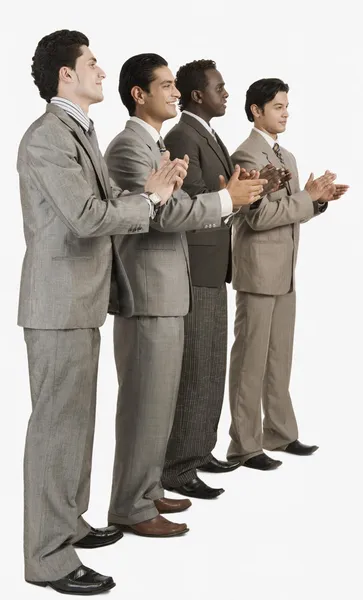 Cuatro hombres de negocios aplaudiendo — Foto de Stock