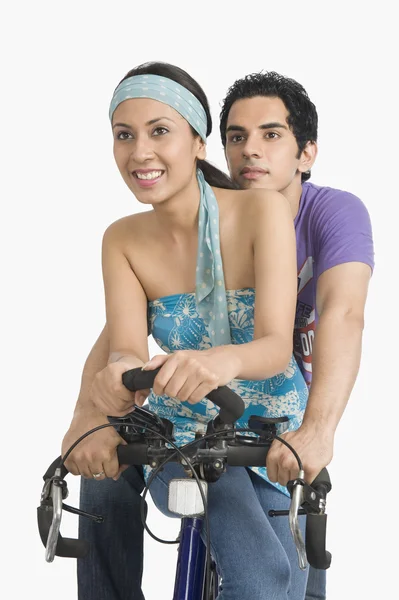Пара на велосипеді — стокове фото