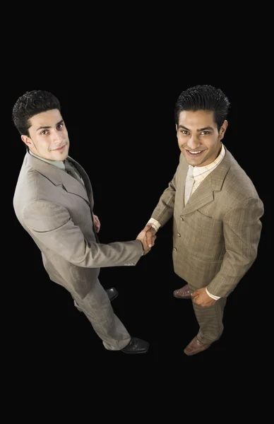 Dos hombres de negocios dándose la mano — Foto de Stock