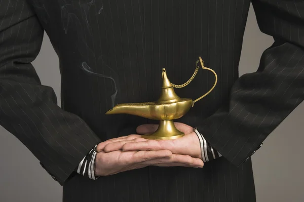 魔法のランプを保持している実業家 — ストック写真