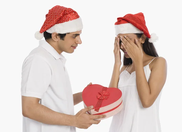 Homem dando um presente de Natal para sua namorada — Fotografia de Stock