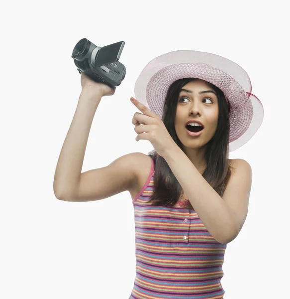 Mulher filmando com uma câmera de vídeo em casa — Fotografia de Stock